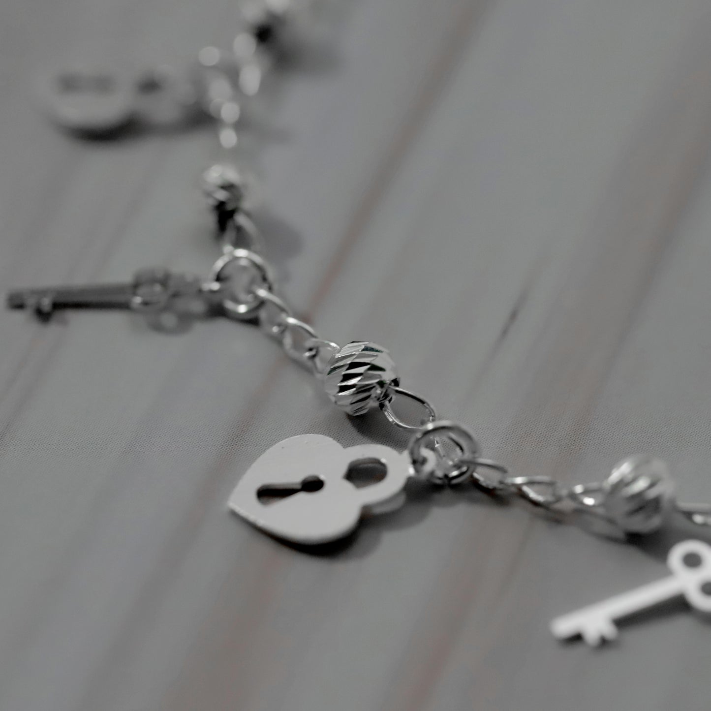 Pulsera de Candado Corazón con Bola Slash de Plata 925