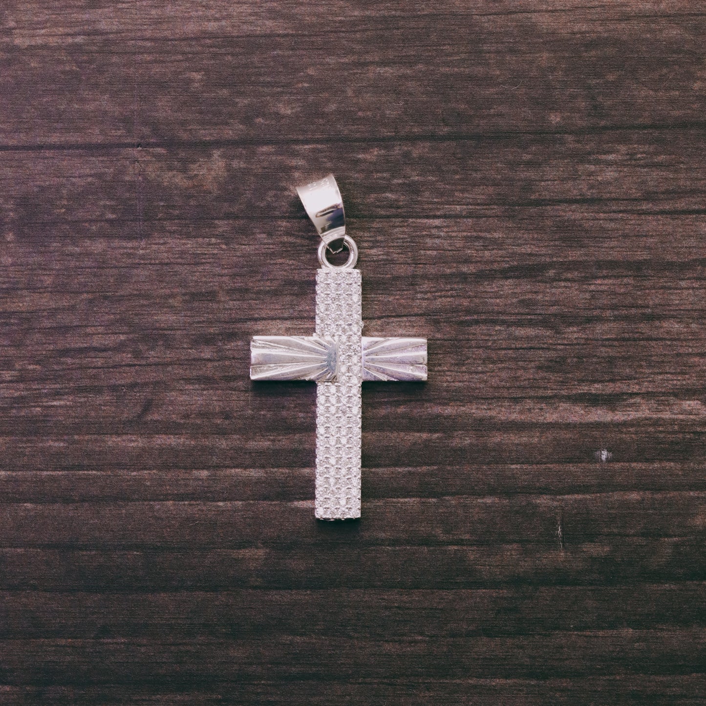 Cruz Solar Diamantada Mini con Piedra de Plata 925